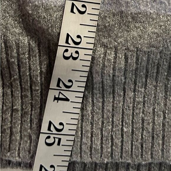 Tahari gray Blue striped v-neck pullover sweater size medium - Picture 5 of 7
